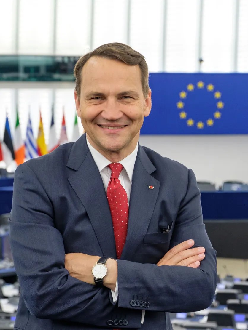 🇵🇱🇷🇺

La Pologne met en garde le président russe Vladimir Poutine contre toute traversée de son espace aérien pour se rendre au sommet avec Trump.

"Je ne peux pas garantir qu'un tribunal polonais indépendant n'ordonnera pas au gouvernement d'escorter un tel avion pour remettre