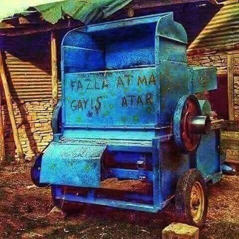 NOSTALJİ KÖŞEMİZDE BUGÜN..
Yeni nesile PATOZ nedir diye sorsalar cips markası derler 😊
Genç arkadaşlar PATOZ budur 
Savurmalı patos, bu bir devrimdi çiftçinin işini yarı yarıya kolaylaştırmıştı. 
Şimdi çiftçinin ailesi tarlayı bilmez, iddia ederim.