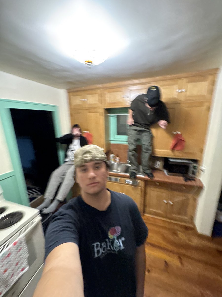 freqiscool's tweet photo. met the fortnite trickshot squad https://t.co/XT0A5oeF1c
