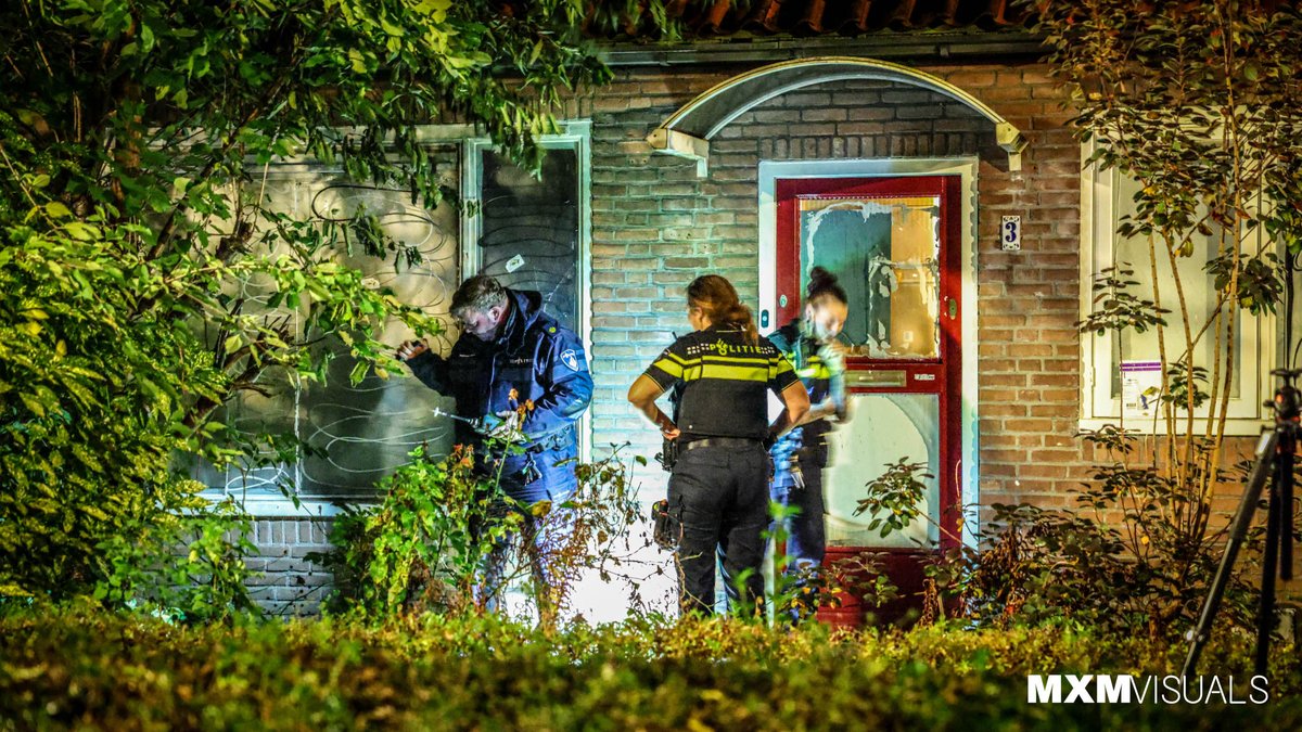 Explosie bij woning aan de Vinkenbaan in #Amersfoort. De Forensische Opsporing doet onderzoek en heeft meerdere sporen veiliggesteld. Mogelijk is er een brandbom gebruikt. De stoep is afgezet met linten.

Volgens buurtbewoners is het vaker onrustig bij de woning.