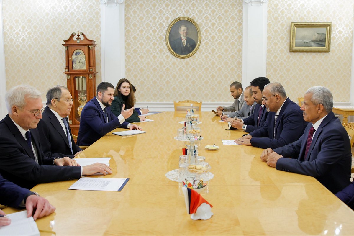 وصل اليوم الى العاصمة الروسية موسكو فخامة الرئيس القائد عيدروس الزبيدي في زيارة رسمية وفور وصوله عقد اجتماع مع معالي وزير الخارجية الروسي سيرجي لافروف
زيارة مهمة على صعيد العمل السياسي الخارجي وتطور مذهل للدبلوماسية الجنوبية ولقاء هام مع صناع السياسة في دولة تعد احدى اكبر واهم