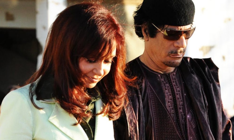 Desdemona_jna's tweet image. Dato:
Cuando #CFK se reunió en  Baba Alazizia, con Muammar Gaddafi, el  canciller era #Taiana. Año 2008