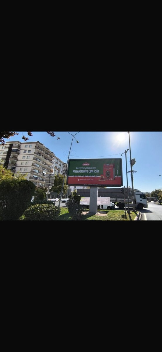 Mezopotamya bulvarında Çaykur Mezopotamya çayı içilir.