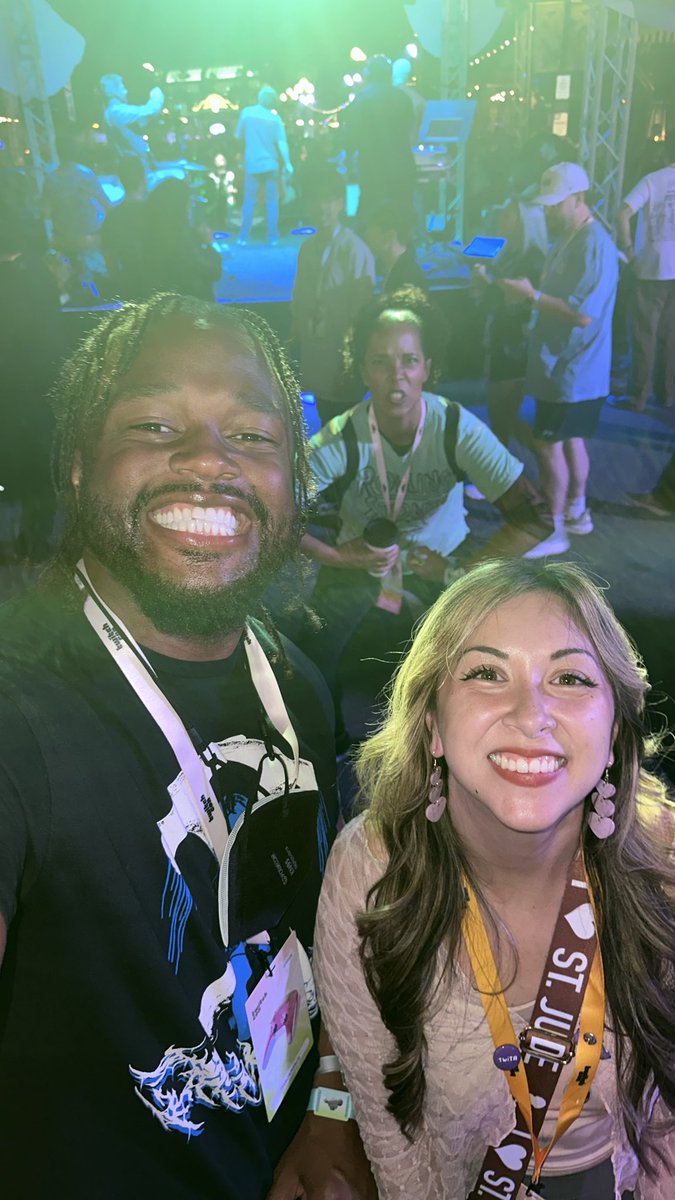 I love <a href="/herokerrey/">herokerrey ➡️ Twitchcon</a>’s homie being dedicated to the photo bomb 🤣