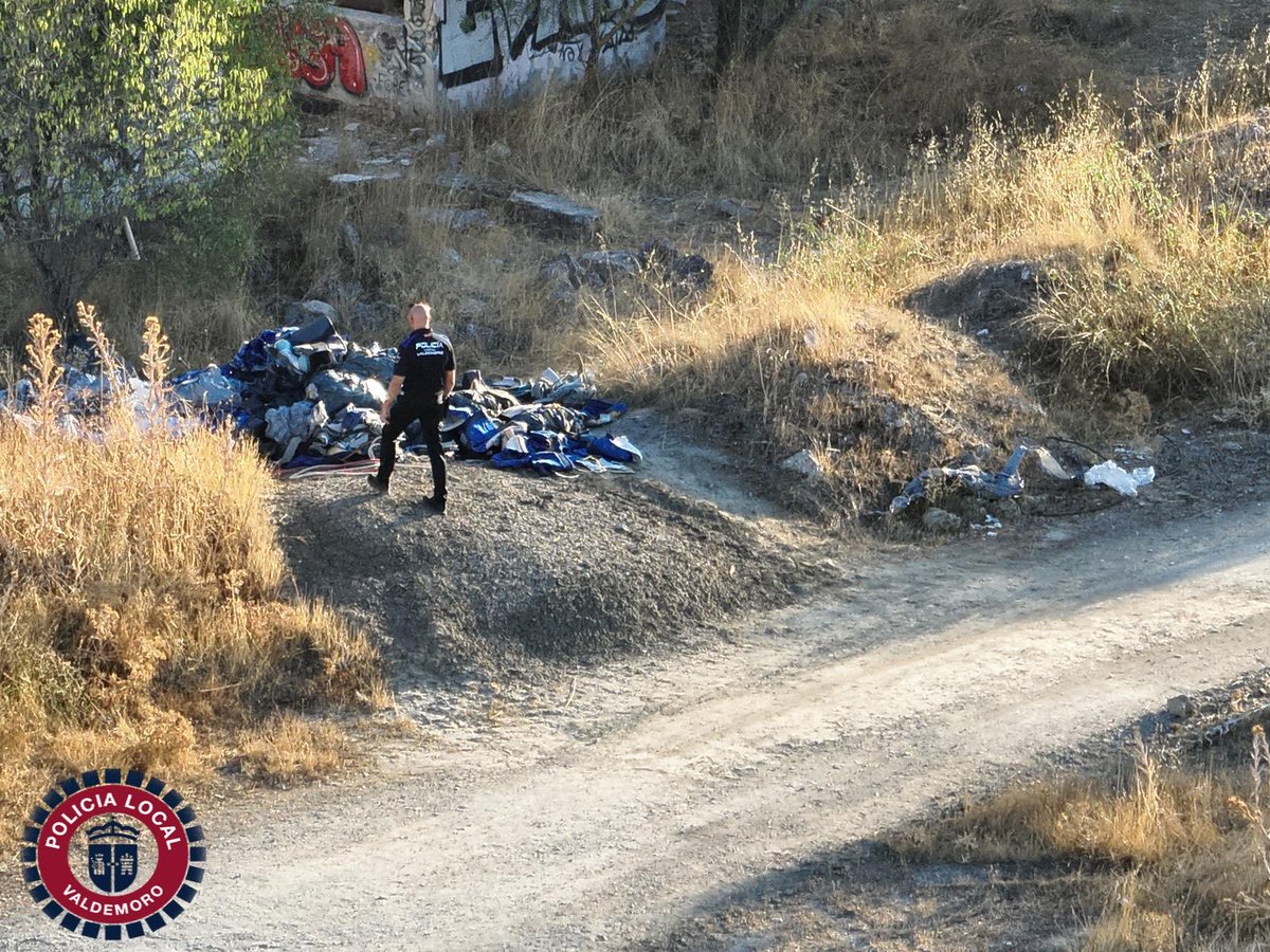 policiavaldmoro's tweet photo. ⚠️ Desde @policiavaldmoro seguimos controlando e investigando vertidos ilegales en zonas industriales.
🚁 Tanto con el dron como de forma presencial trabajamos por un #Valdemoro limpio y seguro 🌿
📲 Si localizas u observas algún vertido ilegal, no lo dudes: llámanos. https://t.co/AwFLotlF2a