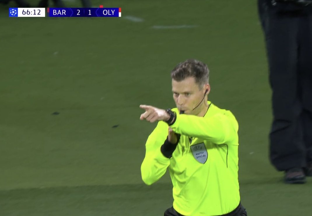 Olympiacos were doing a deserved comeback and Barcelona’s 12th man decided to strike