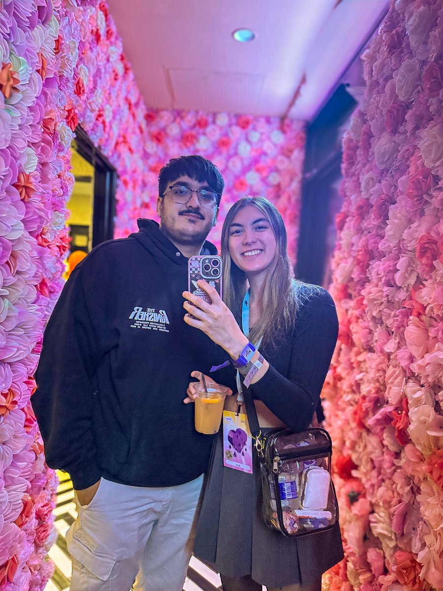 heyitsbunn's tweet image. Surrounded by flowers 🌷 What’s your favorite kind? #floralvibes #contentcreator #TwitchCon2025