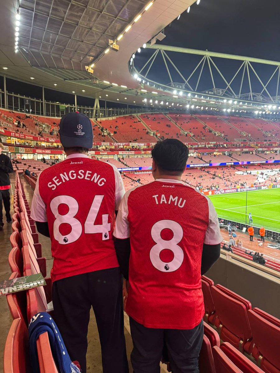 sengseng84's tweet image. Web3 degens are resourceful... Watching an Arsenal champions league game with @tilakgurung while working in London.
Many thanks to @GraceNft89 for the tickets and @tilakgurung for the jersey!!! 🙏😘