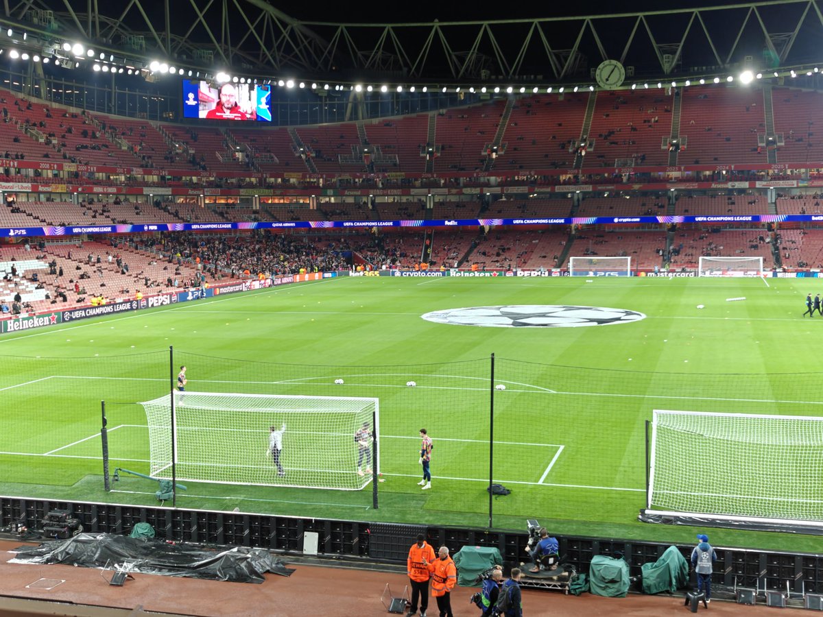 sengseng84's tweet image. Web3 degens are resourceful... Watching an Arsenal champions league game with @tilakgurung while working in London.
Many thanks to @GraceNft89 for the tickets and @tilakgurung for the jersey!!! 🙏😘