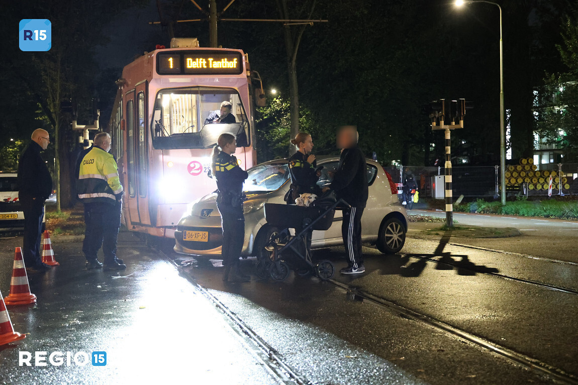 Aanrijding tussen tramlijn 1 en personenauto in Delft