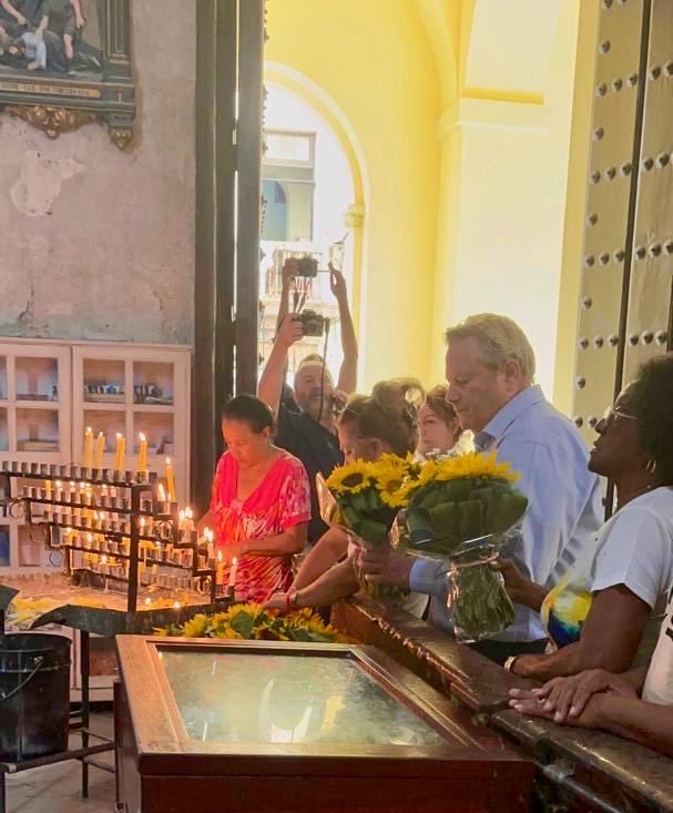 El Jefe de Misión Mike Hammer asistió a la misa esta mañana en la Iglesia de Nuestra Señora de la Caridad homenajeando a Celia Cruz en su natalicio centenario.  Hammer comentó a la prensa que “Fue un honor reconocer a Celia Cruz, un personaje emblemático Cubano, que hizo grandes