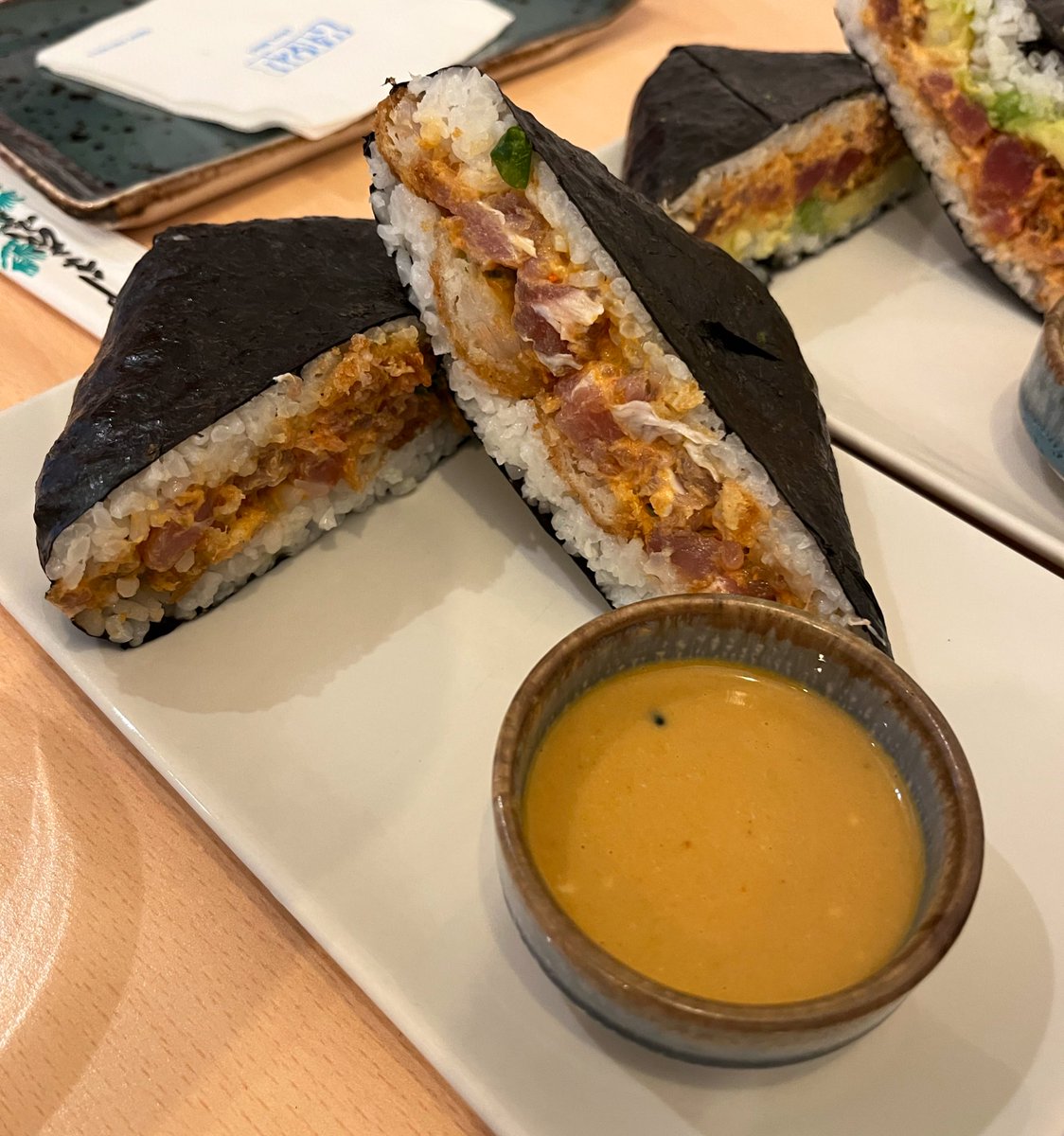 #Kazu en la calle Pelayo es una opción excelente de comida rápida para los amantes de los onigiris. 🍙