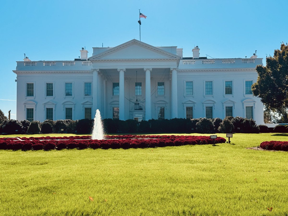 CA55DAD's tweet photo. Final stop at the White House before heading home tomorrow. Lyndsay and Libby even got to meet the POTUS. Adam wouldn’t be seen dead with him. 

Almost photo bombed the live BBC news bulletin on the 6 o’clock news. 

Been a great holiday but looking forward to getting home. https://t.co/U3GNnK0NWO