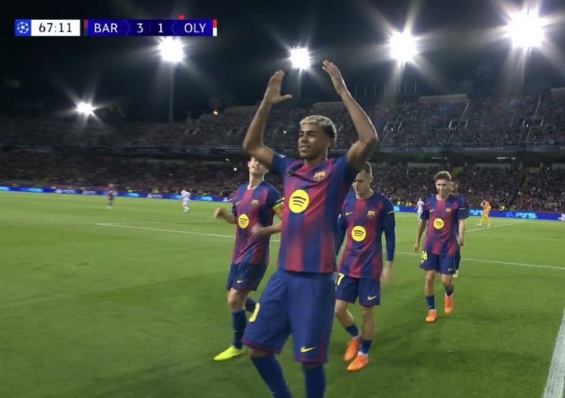 Se tuvieron que inventar un penalti para que al fin marcase un gol y se pudiese poner la corona 😂😂