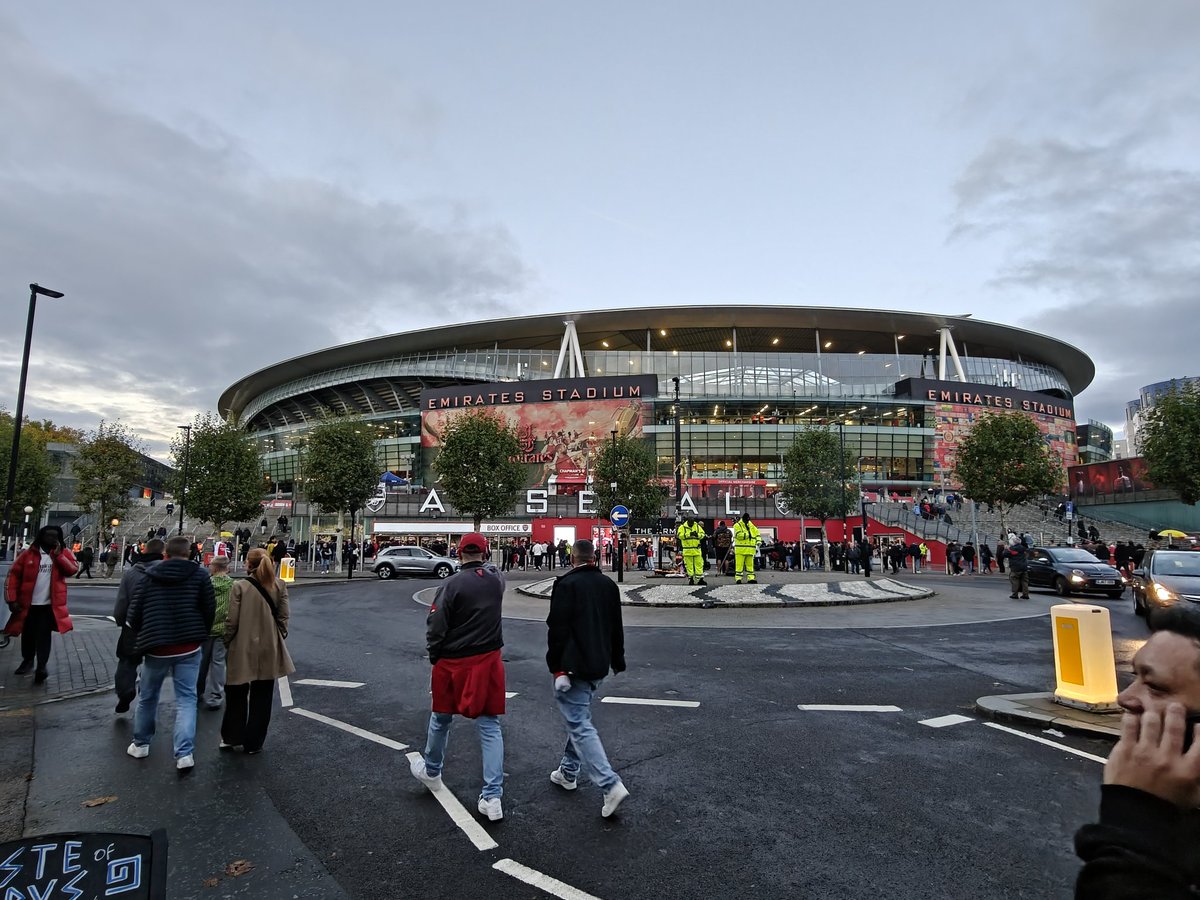 sengseng84's tweet image. Web3 degens are resourceful... Watching an Arsenal champions league game with @tilakgurung while working in London.
Many thanks to @GraceNft89 for the tickets and @tilakgurung for the jersey!!! 🙏😘