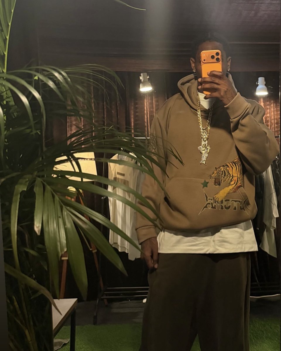 Rap's tweet photo. Travis Scott shares a new mirror selfie🤳🌵 https://t.co/OgfiALWCxQ