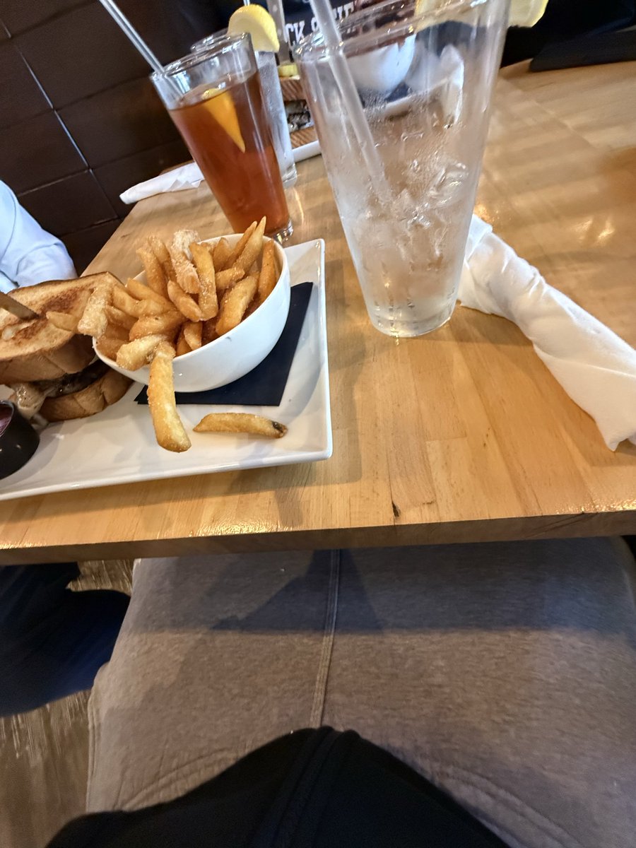 adef2026's tweet image. I really appreciate @Al_theGreat14 For the hospitality and having me today on my official visit at Converse! Definitely enjoyed my time #agtg 💜