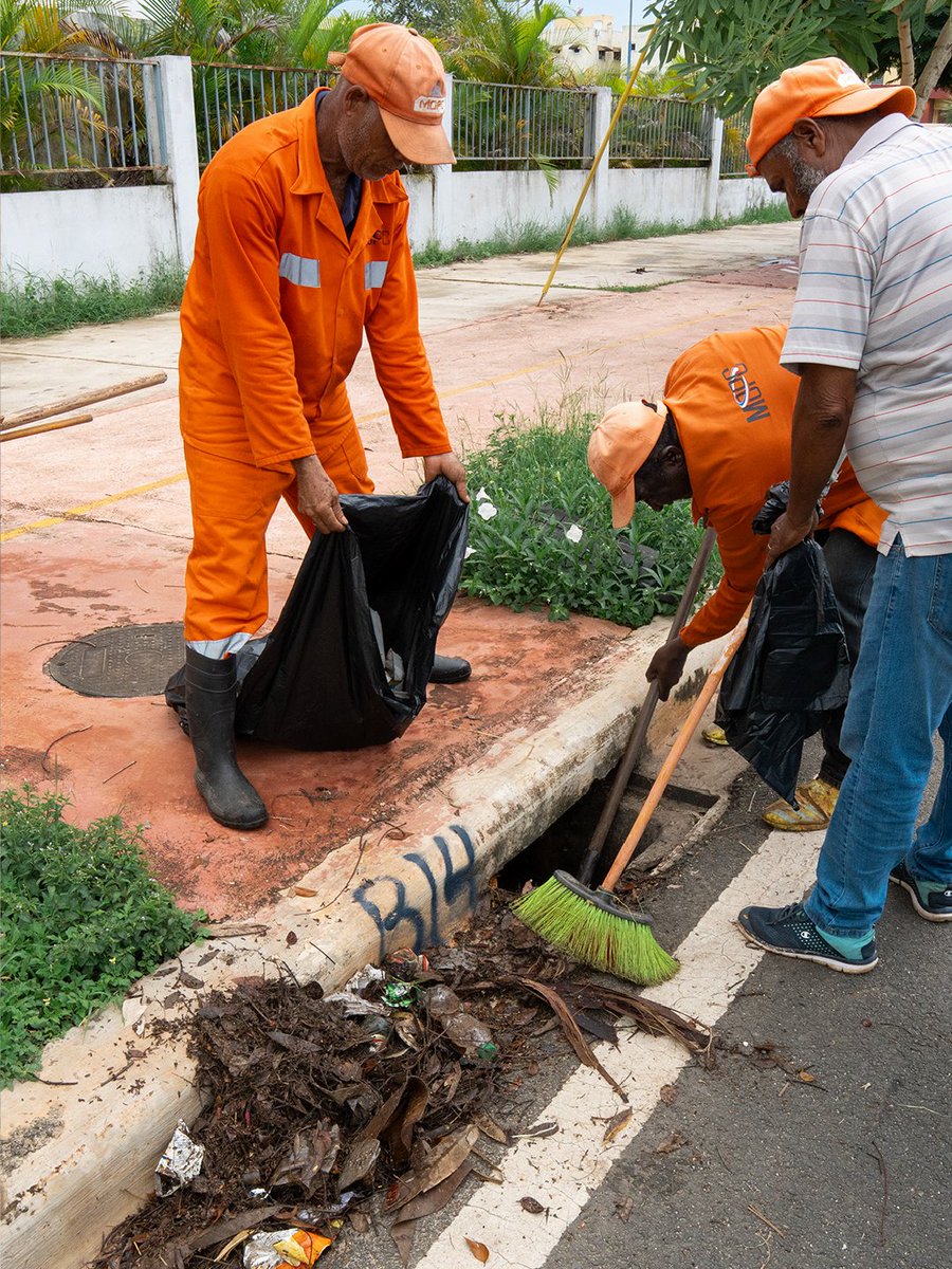 cjb_rd's tweet photo. Operativo de limpieza y prevención ante la  #TormentaMelissa

Nuestro personal y el del #MOPC trabajan en la limpieza de calles y drenajes en #CiudadJuanBosch para garantizar la seguridad de todos.

Desde el Fideicomiso VBC-RD reiteramos a la comunidad mantener la precaución. https://t.co/WRm2KP9GEN