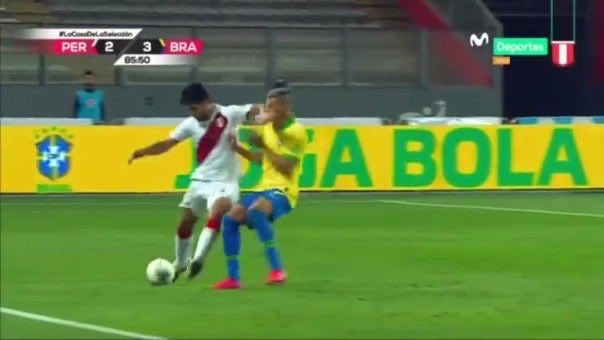 Algo que cualquiera te puede decir es que una cosa es pegar con el pie o la pierna y saber pegar y otra cosa es imaginar que la espalda de un chileno es una puerta detrás de la cual se esconde un criminal o agredir a diestra y siniestra con los codos. Cagón.