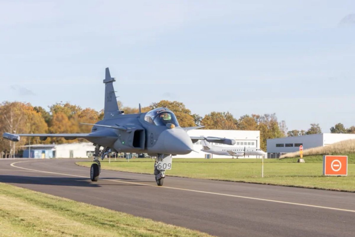 GripenNews's tweet image. 🇸🇪 #Gripen E deliveries. #fortherecord

609 and 610 left Saab in September for FMV. After verification and validation flown to F 7 for official #handover (Oct 20, 2025 to 2030). Said to go live on Monday.

Photos: Otto Silfverskiöld, SweGov

Födeps artikel regeringen.se/artiklar/2025/…