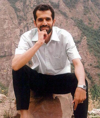 با دوستش قرار گذاشته بودند، هر موقع که می‌خواستند درس بخونند می‌گفتند یا کریم الوعـده وفا! ما می‌خونـیم؛ تو هم برکتش رو برسون... 

شادی روح مطهر.. 
مصطفی‌احمدی‌‌روشن🌹