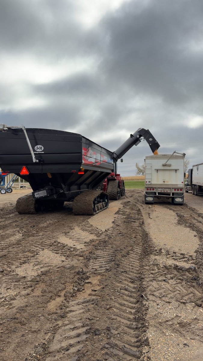 Qshizzle97's tweet image. Dude is loading on the wrong side???? @spencerjsears 
#sendit #spendit