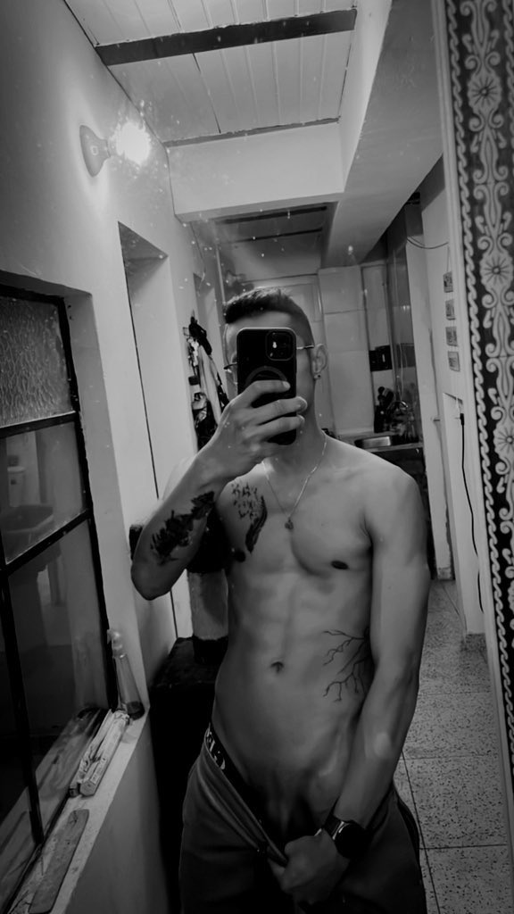 Un flaco que tiene lo suyo 😏😏🍆🍆