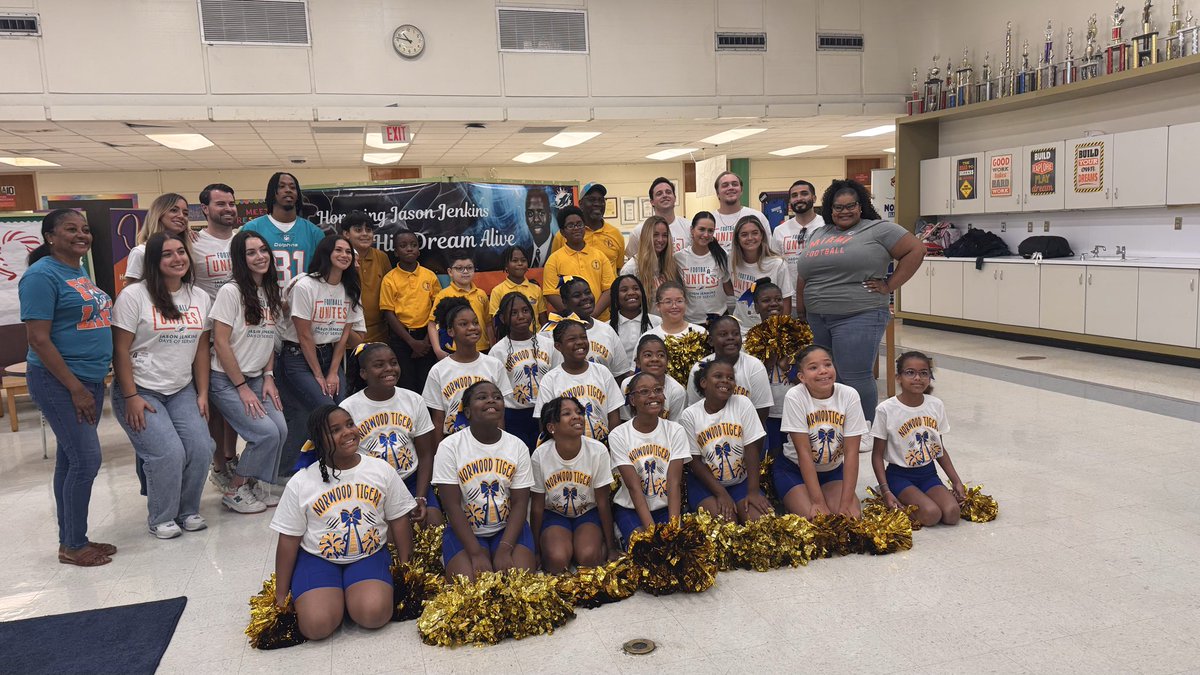 NorwoodElem's tweet photo. Thank you to the @MiamiDolphins and #FootballUnites for coming out for #JasonJenkins Days of Service and reading to our students! A special shout out to players Rasul Douglas and Ollie Gordon! Thank you to @docstevegallon for a special guest appearance! @MDCPSNorth @SuptDotres https://t.co/os035V5O2B
