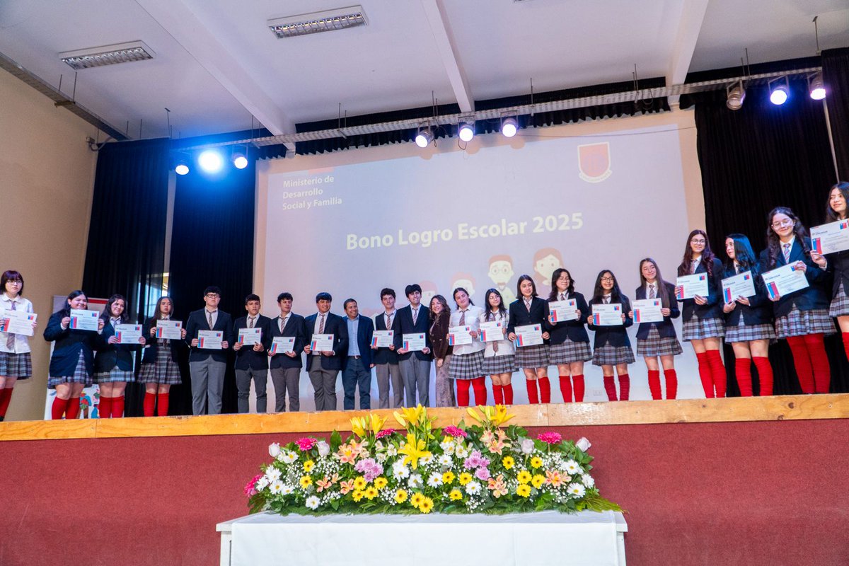 🎓 El Gobierno entregó el Bono "Logro Escolar" a 117 estudiantes del Colegio Andrés Bello de Chiguayante. 25.834 son los alumnos y alumnas beneficiados en el Biobío con esta distinción por su esfuerzo y mérito académico. 📚❤️
