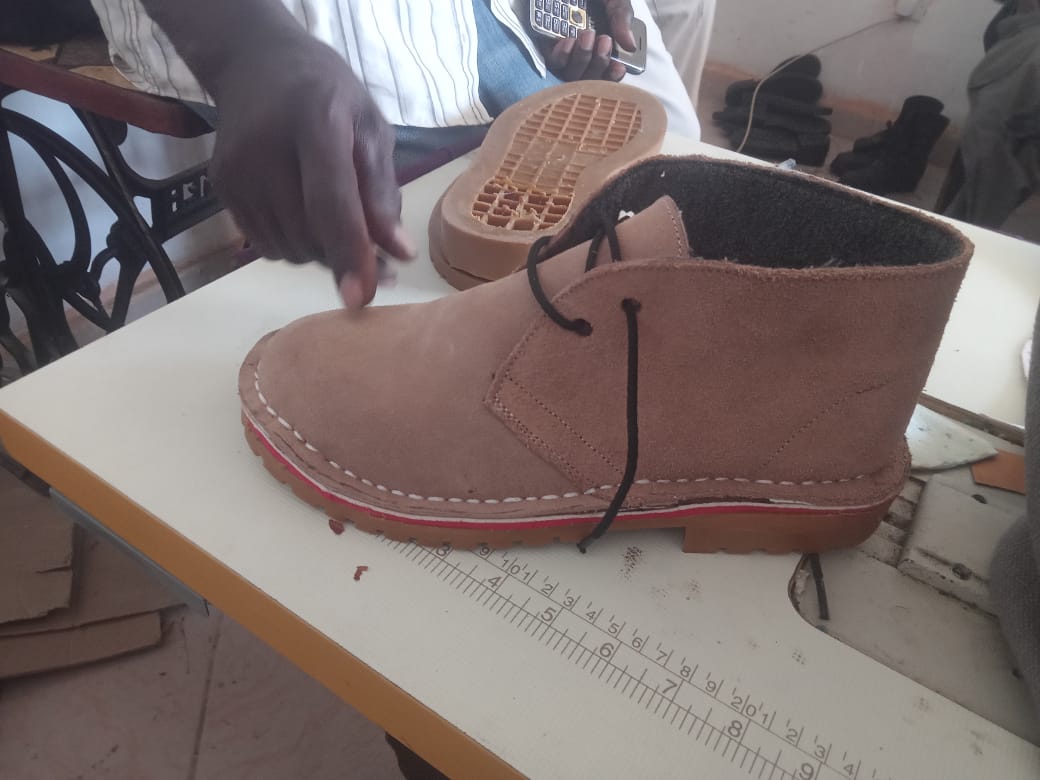 Jauratech's tweet photo. Get the best locally made leather shoes for school &amp; work!
For Kids: Durable, comfortable &amp; stylish shoes for school-goers!
For Security Guards: Safety boots that meet safety standards!
Quality Leather | Comfortable | Affordable*
Order now!
Call 0751519856 or DM for prices https://t.co/8h418YbHO1
