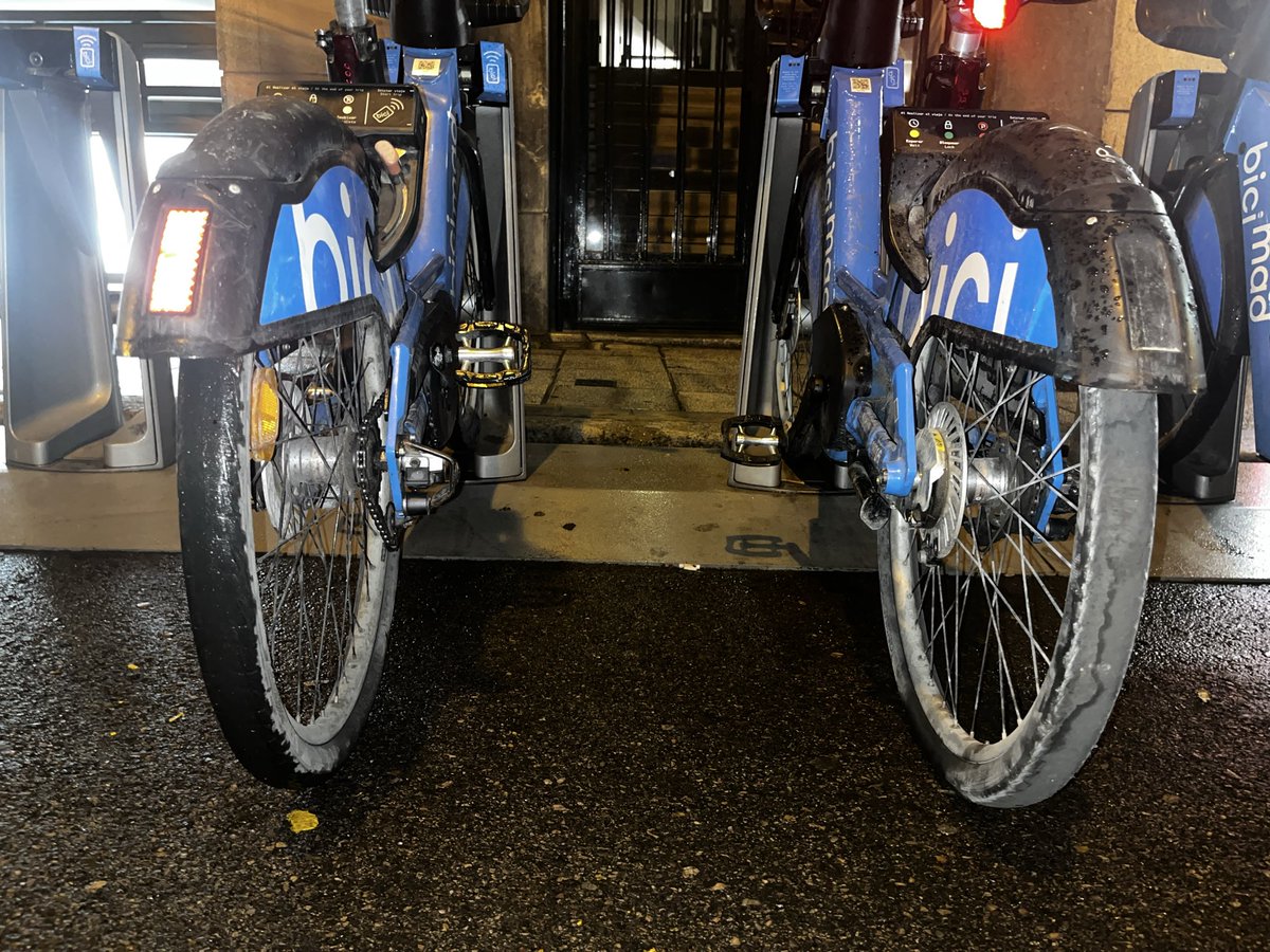 Vuelve la lluvia y vuelven las caídas con las bicis de <a href="/bicimad/">bicimad</a>. Las ruedas macizas necesitan mantenimiento para no perder el dibujo y el agarre, pero al Gobierno de Almeida no parece importarle nuestra seguridad. No hay bicis y las que hay están cada vez peor.