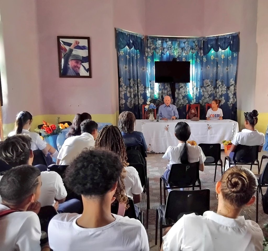 En el marco de la Asamblea Municipal de la FEEM, los delegados vivieron un momento maravilloso: Ángel Dalmau Fernández, hijo ilustre de Media Luna, compartió vivencias, memorias y valores que conectan generaciones. Su presencia regaló a los jóvenes una lección viva de identidad.