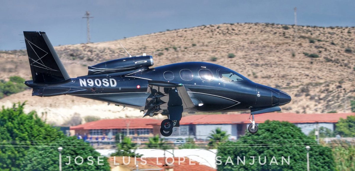 Nos siguen llegando cositas del pasado spotter day. En este caso estas espectaculares fotos de <a href="/josechulopez1/">José Luis López</a> de este precioso juguete . Cirrus Vision SF50 😍😍😍