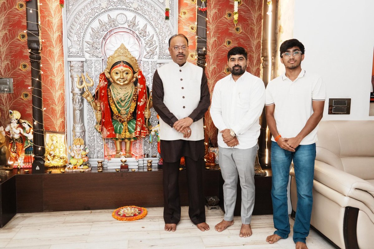 sagar_gotmare's tweet photo. दिनांक :२१/१०/२०१५
📍क��रडी 
माझे आदरणीय मार्गदर्शक मा.श्री.@cbawankule 
साहेब  महसूल मंत्री तथा पालकमंत्री नागपूर जिल्हा
साहेबांच्या निवासी स्थानी जाऊन साहेबांना दिवाळीच्या शुभेच्छा दिल्या आणि साहेबांचे आशीर्वाद घेतले....✨🪔💐🙏 https://t.co/Zuyj2pH5t7
