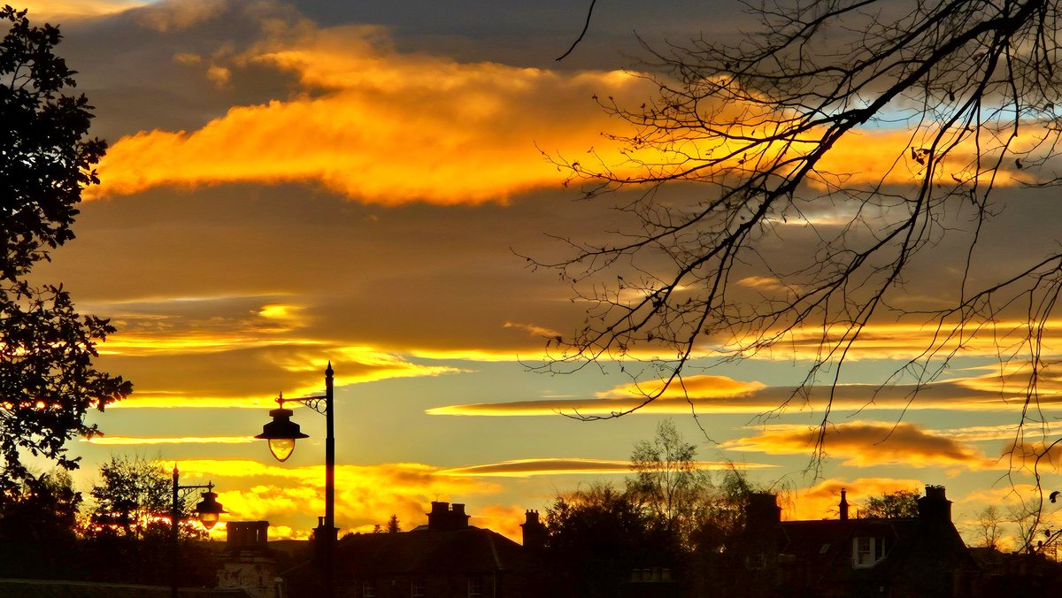 frasergj's tweet photo. Amazing sunset to dusk skyscape from #Stirling this evening (21/10) #WeatherWatcherGraham @BBCScotWeather @joydunlop @BBCAimsir @DerekMacIntosh @bbcweather @MetMattTaylor #loveukweather✔️ @ThePhotoHour #StormHour https://t.co/mdarPIOHWU
