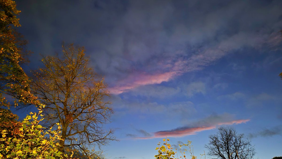 frasergj's tweet photo. Amazing sunset to dusk skyscape from #Stirling this evening (21/10) #WeatherWatcherGraham @BBCScotWeather @joydunlop @BBCAimsir @DerekMacIntosh @bbcweather @MetMattTaylor #loveukweather✔️ @ThePhotoHour #StormHour https://t.co/mdarPIOHWU