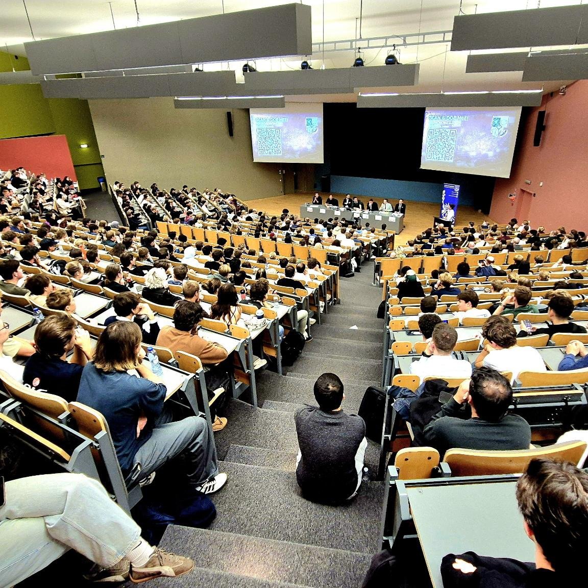 "Binnen Vlaanderen zouden we de pensioenen kunnen garanderen omdat de Vlamingen massaal aan het werk zijn. Toch lukt dat niet door de Belgische migratiefactuur en de massale Franstalige en allochtone werkloosheid. Tijd voor fundamentele keuzes!" Enthousiast publiek op het