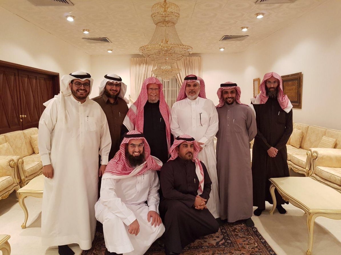 المستشارفي الديوان الملكي معالي الشيخ عبدالله بن عبدالمحسن التركي إلى جوار سمو ولي العهد حفظه الله اليوم ، مشهد يبعث الفخر والتقدير .سبق أن تشرفت بلقائه في منزله العامر برفقة بعض الأصدقاء الرحالة ، فاستمعنا لتوجيهاته السديدة ونصائحه الثمينة .