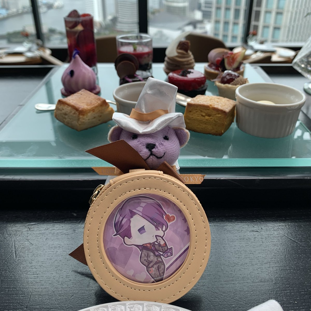 この日の昼収録があったしいっそ会社を休んで空いてた時間にアフタヌーンティーも行きました。

ちょうど特典のコンラッドベアが紫色なので、ジュリオの缶バッジとパシャリ🧸💜