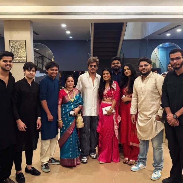 SRKUniverse's tweet image. King Khan spreading Diwali magic at Gauri Khan Designs! ✨👑❤️ 

@iamsrk @gaurikhan

#ShahRukhKhan #GauriKhan #Diwali2025 #GauriKhanDesigns #King #SRK #KingKhan