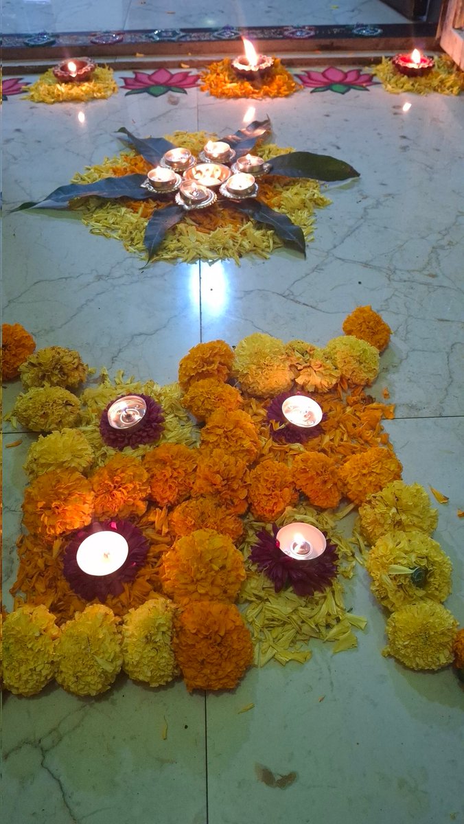 फटाके फोडून झाल्यानंतर लक्षात आले महालक्ष्मी पूजेचे फोटो पोस्ट केलेच नाहीत.

मग मित्रांनो कसे झाले आहे महालक्ष्मी पुजन!