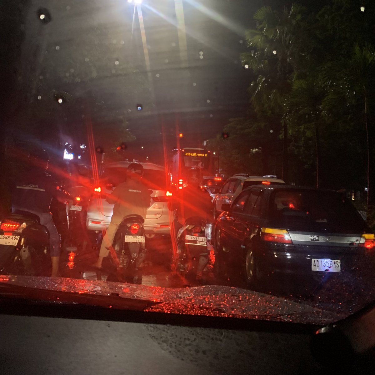 Hari ini ikhlas
Besok kangen.
Iklas lagi
Kangen lagi.