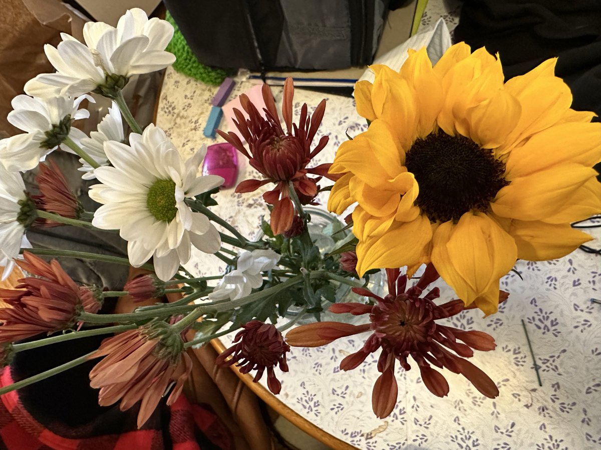 nannabo78's tweet image. I got myself a little $5 bouquet at the #DollarGeneral this morning when I went to pick up coffee… I used to dream of having my own place to buy flowers for my table… goal officially completely achieved 😊💐