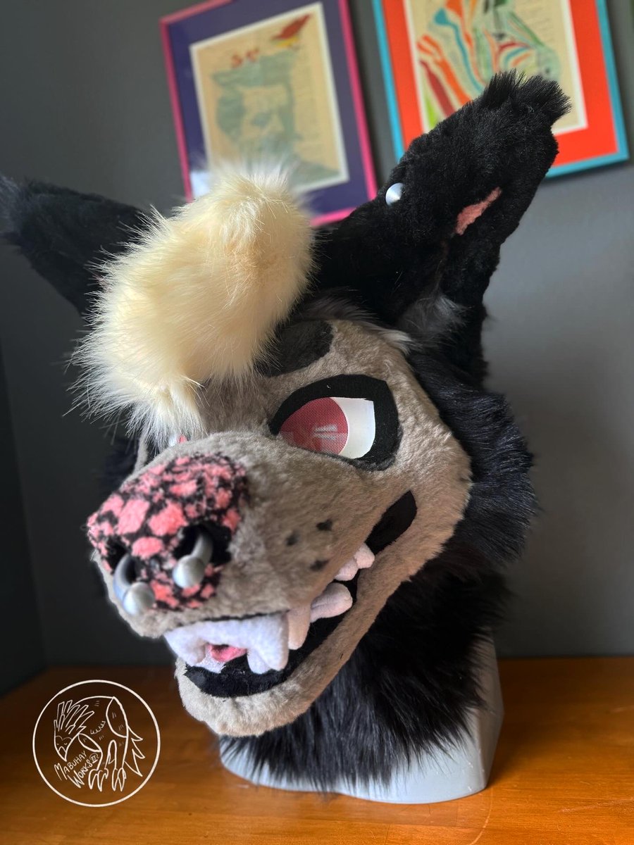 Tar the werewolf :3
This was a mini partial commission !

#fursuit #fursuitmaker #furries #fursuithead