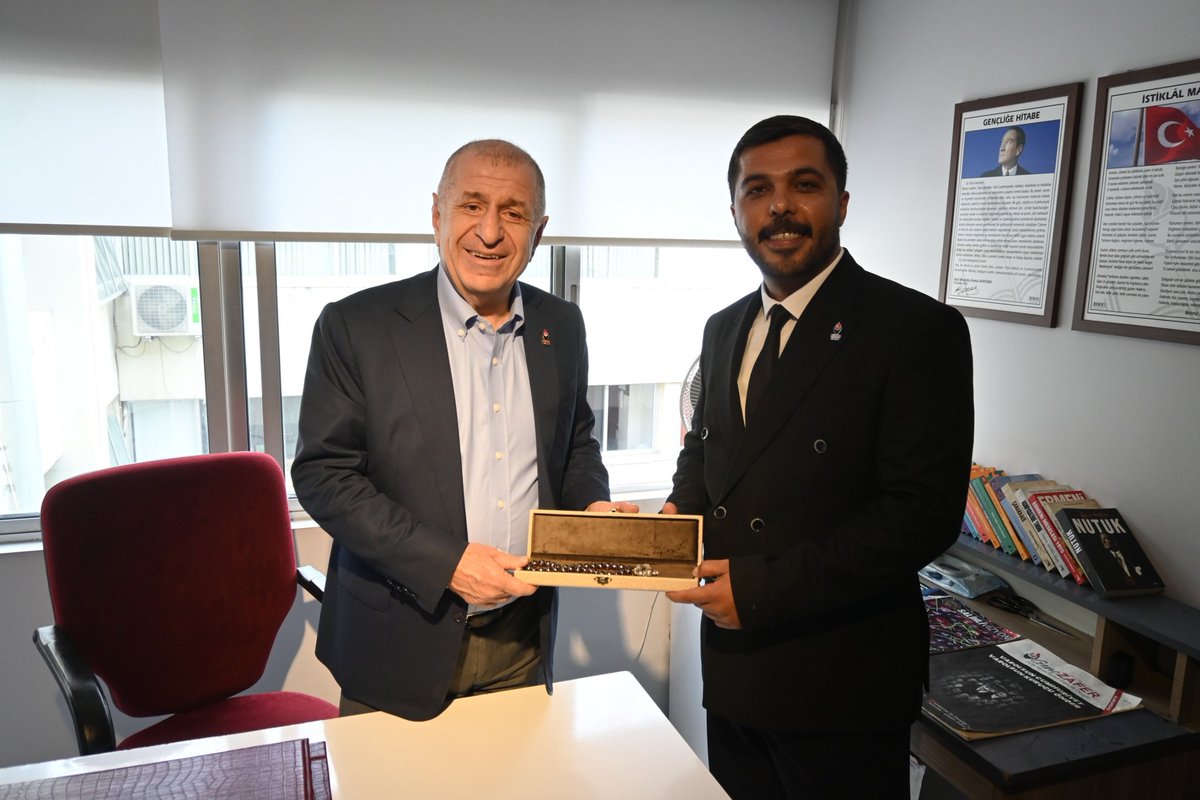Bugün Manisa ziyaretimizin son durağı olan Salihli ilçemizdeydik. Başkanlık Divanı, Genel İdare Kurulu Üyelerimiz, Genel Başkan Başdanışmanları ve Manisa İl Başkanımız Necdet Erikçi ile birlikte Zafer Partisi Salihli İlçe Başkanlığı binamızın açılışını gerçekleştirdik.