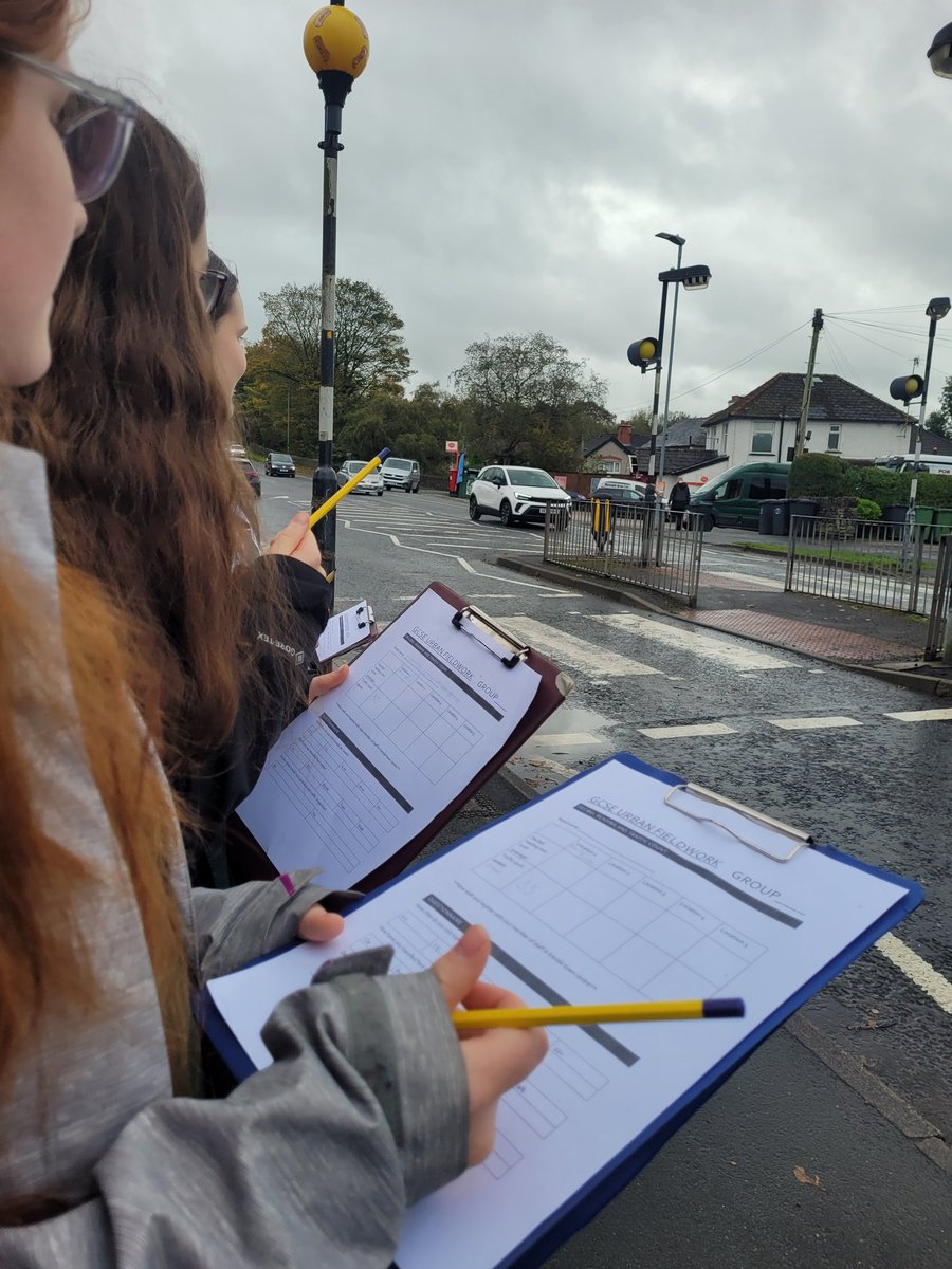 KKSGeography's tweet image. Y11 Geographers out again, braving the rain, doing GCSE fieldwork! Fabulous skills! #fieldwork #geography