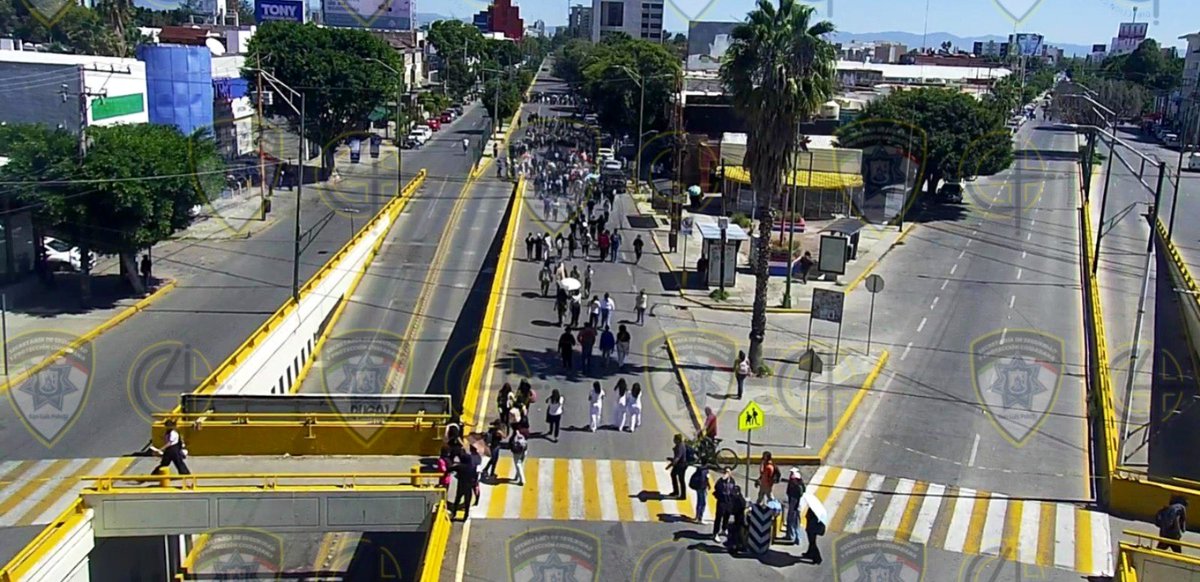 SSPCSLP's tweet image. ⚪️🔵 #ReporteVial 🚨#VialidadSLP 

⚠️Actualización 

‼️Contingente avanza por av. Venustiano Carranza hacia zona centro, se realizan cierres momentáneos sobre calles que atraviesan

⛔️Salvador Nava Mtz. con cierre anticipado a la altura de Goytortua con dirección a Lomas…