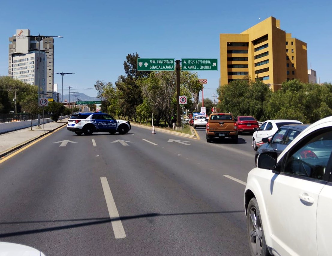 SSPCSLP's tweet image. ⚪️🔵 #ReporteVial 🚨#VialidadSLP 

⚠️Actualización 

‼️Contingente avanza por av. Venustiano Carranza hacia zona centro, se realizan cierres momentáneos sobre calles que atraviesan

⛔️Salvador Nava Mtz. con cierre anticipado a la altura de Goytortua con dirección a Lomas…
