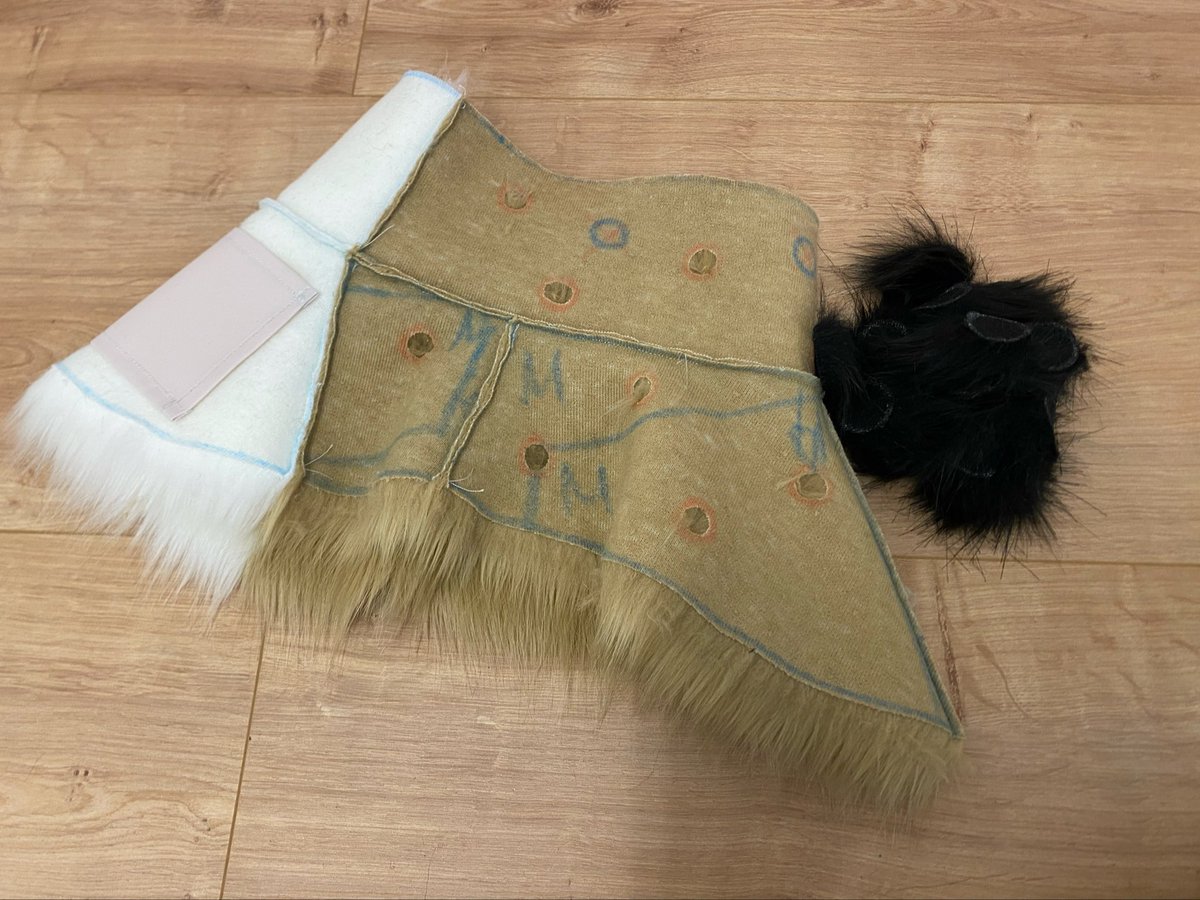 Weiter geht es mit den nächsten Punkten im Kragen 

Let's move on to the next dots in the neck