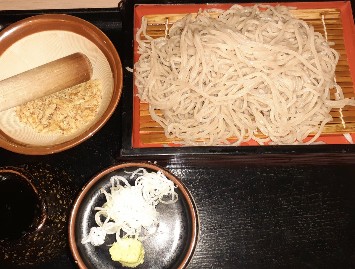 クルミ蕎麦です。
冷たい蕎麦を食べる時はクルミがいつも気になります。